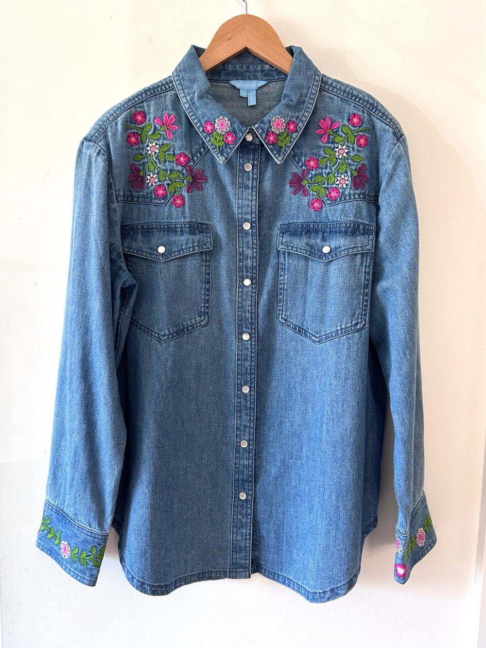 DRAPER JAMES Lynn Embroidered Cotton Denim Snap Front Shirt | Large - Picture 2 of 6